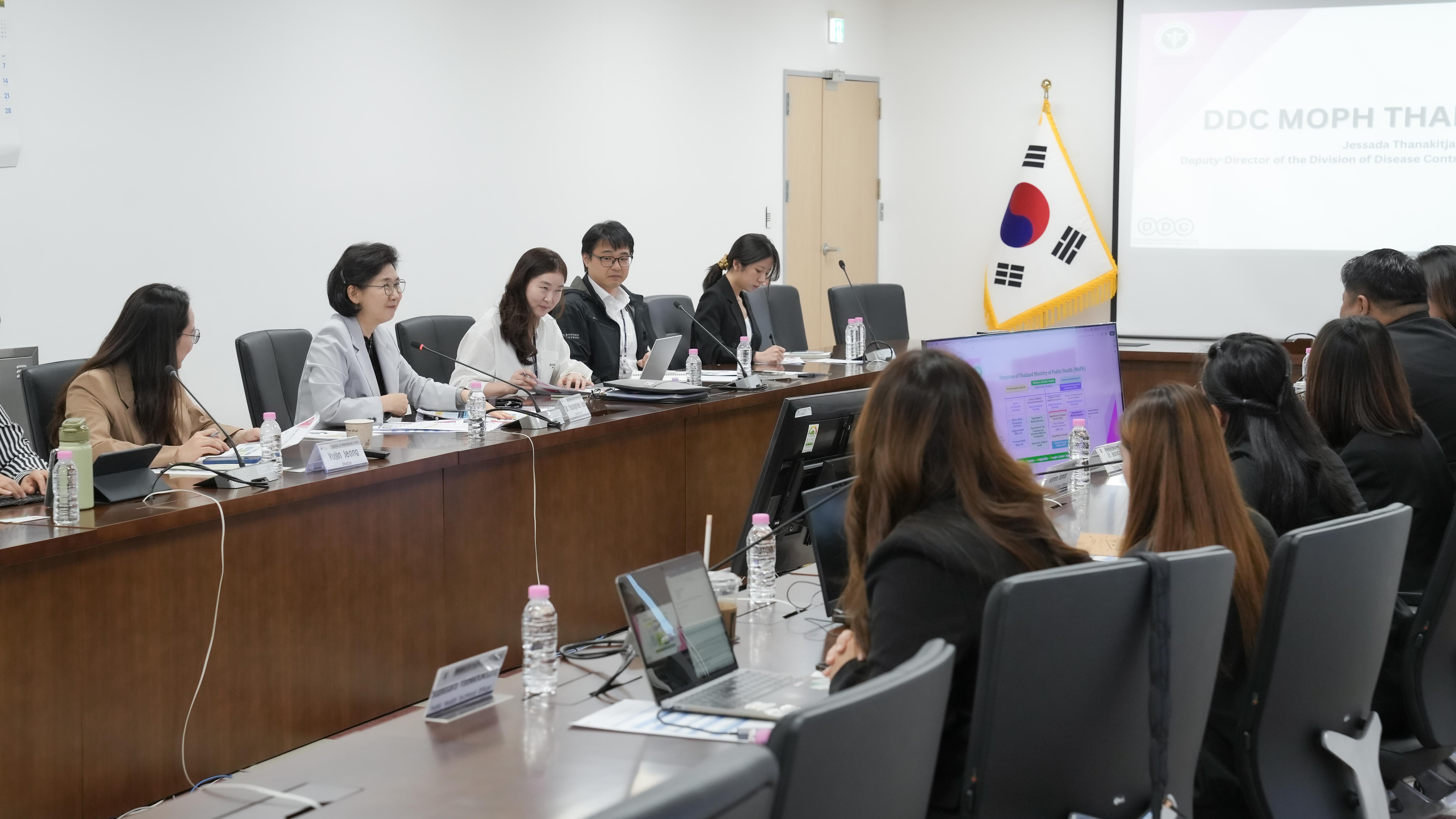 질병관리청 지영미 청장이 태국 공중보건부와 새로운 감염병 대유행 대비를 위한 동남아시아 지역의 공중보건위기 대비·대응 전략을 논의하고 있다.